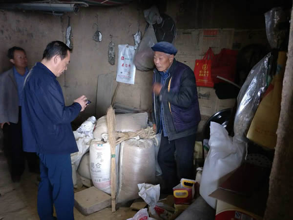 隴運(yùn)集團(tuán)公司黨委書記、董事長李寅祥同志深入琵琶鎮(zhèn)寧強(qiáng)村開展幫扶工作